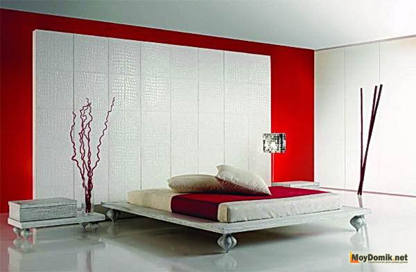 Светлая спальня с красным