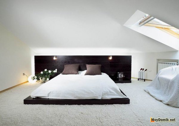 Белая спальня с черной кроватью