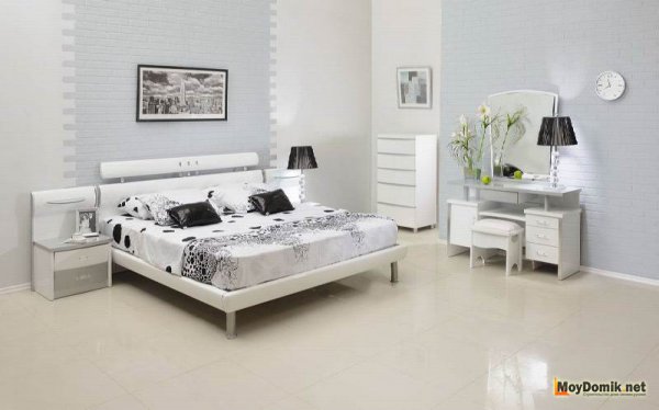 Красивый интерьер белой спальни