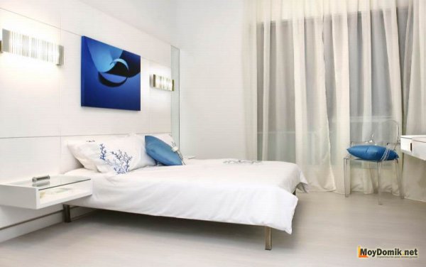 Интерьер белой спальни с голубым акцентом
