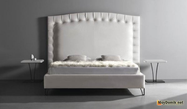 Интерьер спальни с шикарной кроватью