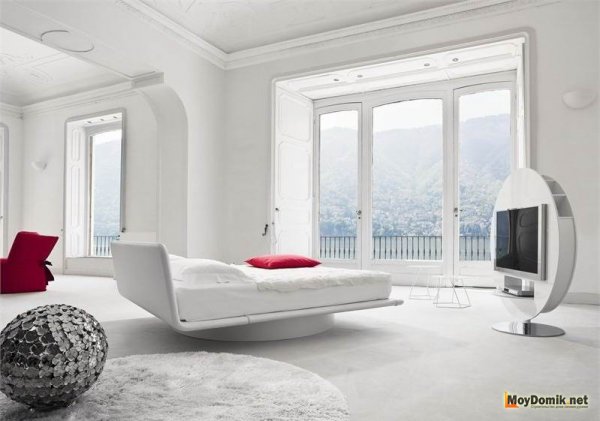 Оригинальный интерьер белой спальни