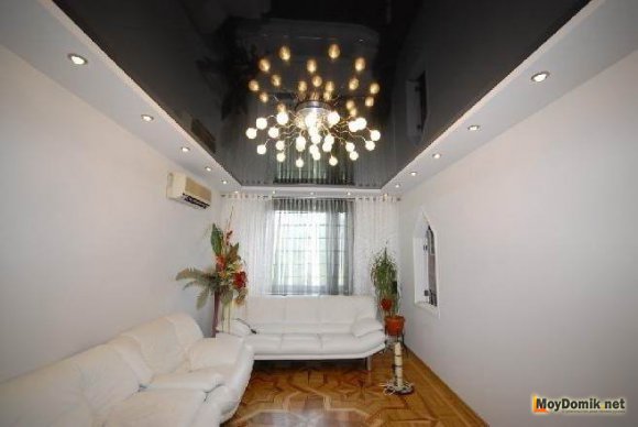 Потолок темного цвета в интерьере комнаты – черно-белая грань, меняющая восприятие пространства