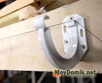 Монтаж кронштейнов (крюков) водосточной системы