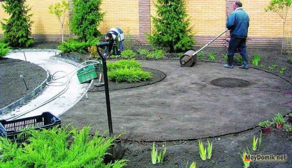 Утрамбовка почвы для газона