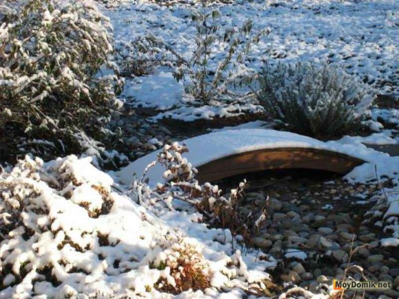 Сухой ручей с мостиком зимой