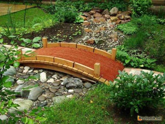 Сухой ручей с деревянным мостиком