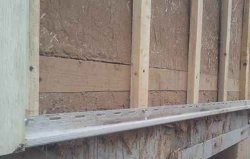 Установка стартовой полосы сайдинга на обрешетку