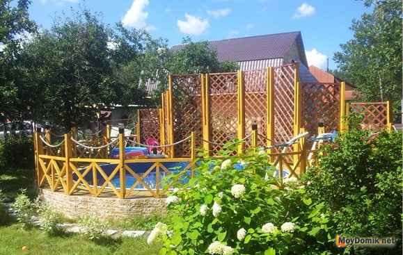 Деревянное ограждение пруда (водоема)