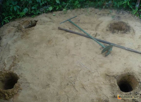 Рытье углублений под стойки