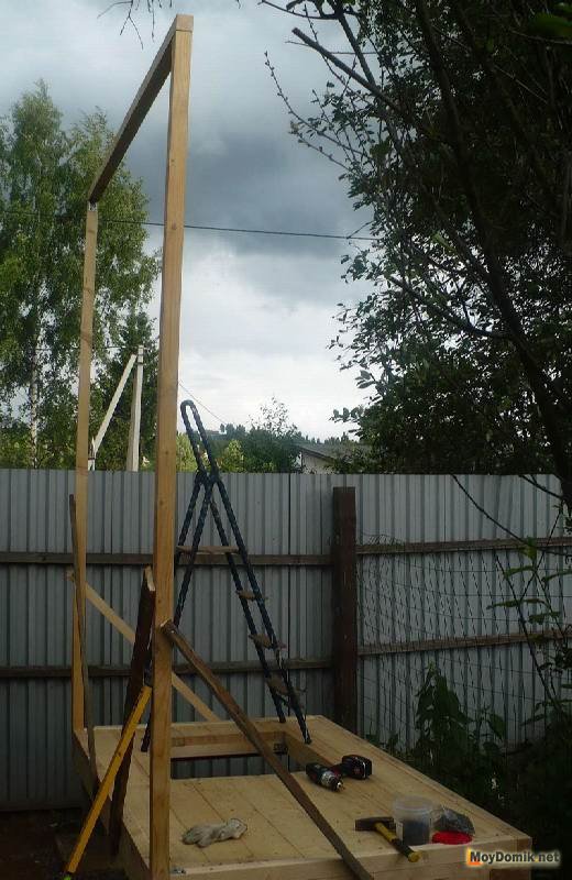 Установка вертикальных стоек каркаса для душа из поликарбоната