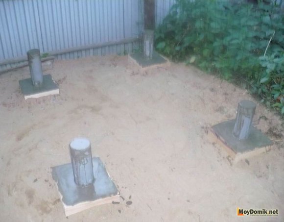 Заливка опалубки и труб бетоном