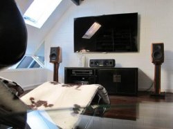 Интерьер кинотеатра в мансарде