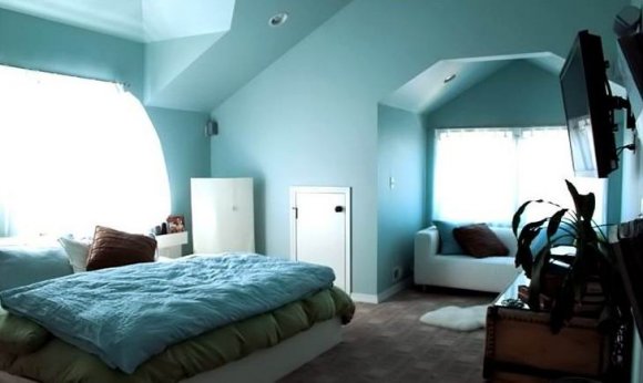 Заграможденное пространство мансардной комнаты