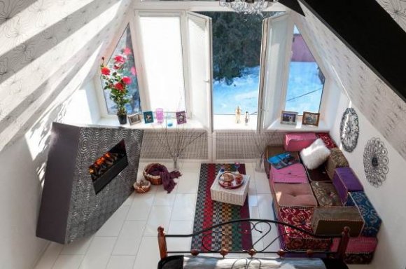 Камин в дизайне мансардного этажа