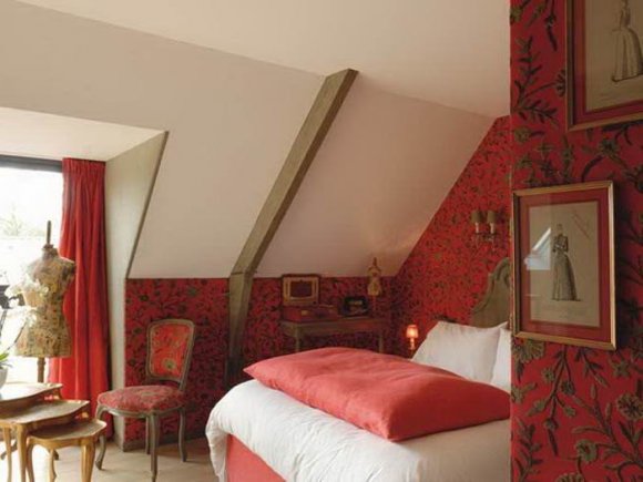 Комбинирование обоев в дизайне мансарды