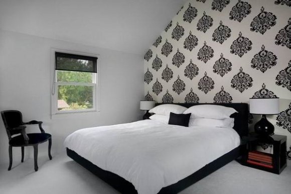 Обои с крупным узором в дизайне мансарды