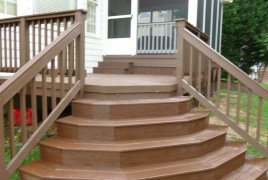 Крыльцо-патио с массивными ступенями