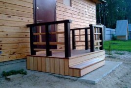 Деревянное крыльцо с перилами