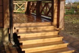 Деревянное крыльцо-патио