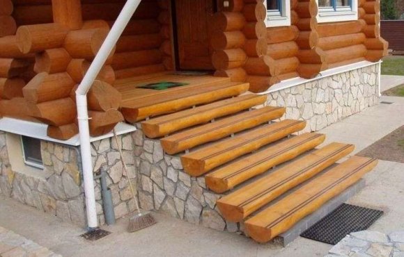 Противоскользящее покрытие на ступени крыльца