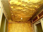 Минеральная вата зафиксирована проволокой на потолке