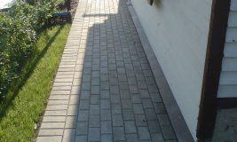 Пластиковый бордюр на примере уложенной тротуарной плитки