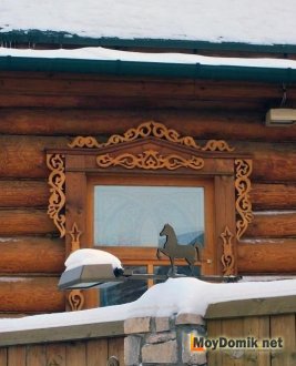 Этот узор реализован на оконном наличнике