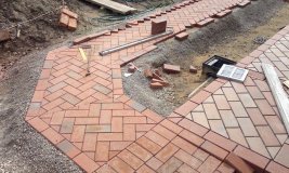 Устройство отмостки из керамической плитки