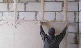 Вытягивание штукатурки по маякам Вытягивание штукатурки по маякам