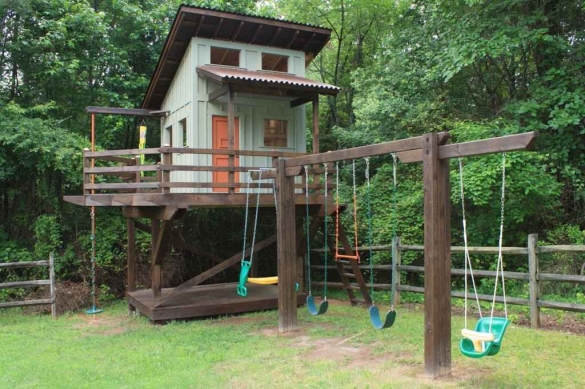 Декоративное оформление качелей на детской площадке