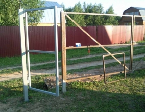 Грунтование каркаса ворот из сетки рабицы