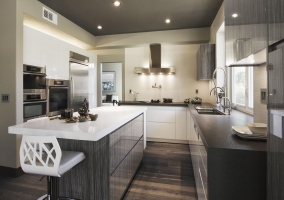 Интерьер маленькой кухни студии в нейтральных тонах