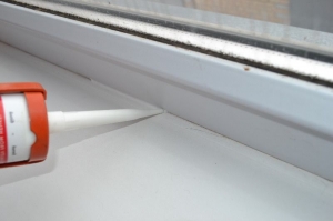 Заделка щеле между подоконником и окном герметиком