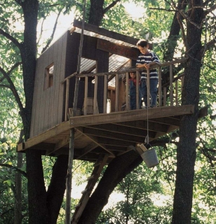 Домик на дереве со смотровой площадкой Домик на дереве со смотровой площадкой