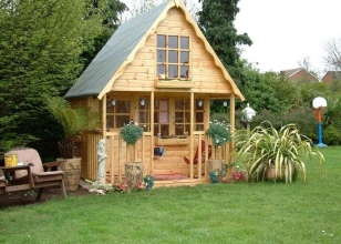 Детское жилище во дворе частного дома Детское жилище во дворе частного дома