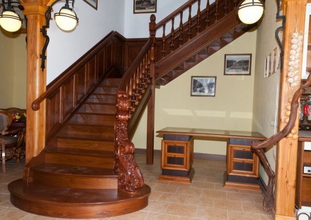 Дубовая лестница с резными пирилами