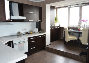 Интерьер кухни с объединенным балконом