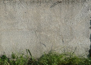 Бетонная стена обработанная гидрофобизатором - "до воды"