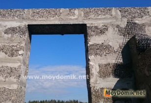 Дверной проем в доме из арболитовых блоков