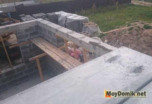 Установка железобетонных перекрытий в доме из арболита
