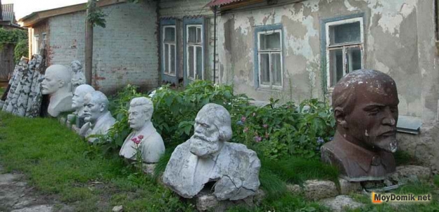 Клумба из памятников (бюстов)