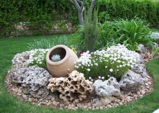 Клумба из известняка