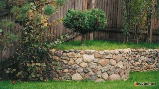 Приподнятая клумба из камня