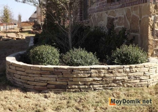 Клумба, выложенная из камня