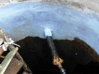 Герметизация выводной трубы, которая заводится через кольцо в колодец