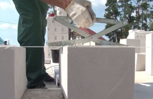 Устройство для захвата газобетонных блоков с плоскими гранями