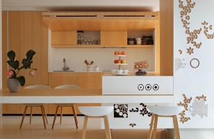 Оригинальный интерьер кухни-гостиной в частном доме