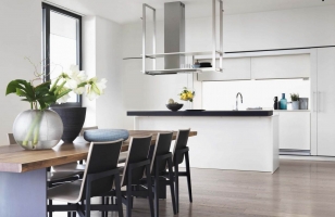 Дизайн кухни частного дома в светлых тонах