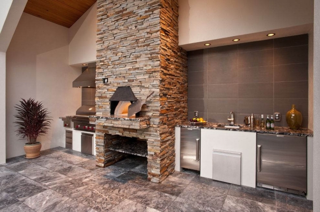 Дизайн современной кухни с камином-печью